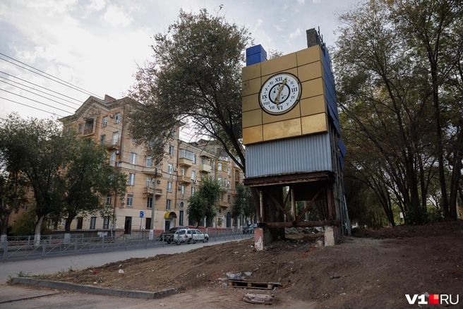 Советскую стелу с серпом и молотом оставили и планируют восстановить | Источник: Алексей Волхонский / V1.RU