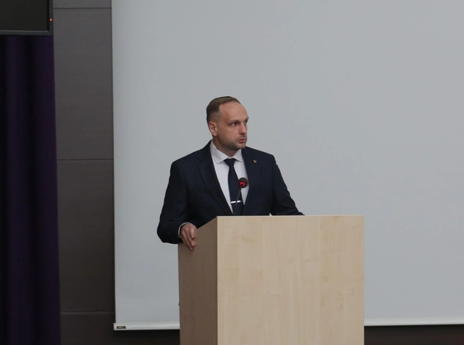 Евгений Тарасюк уже пообщался с коллективом | Источник: НМИЦ им. ак. Е. Н. Мешалкина