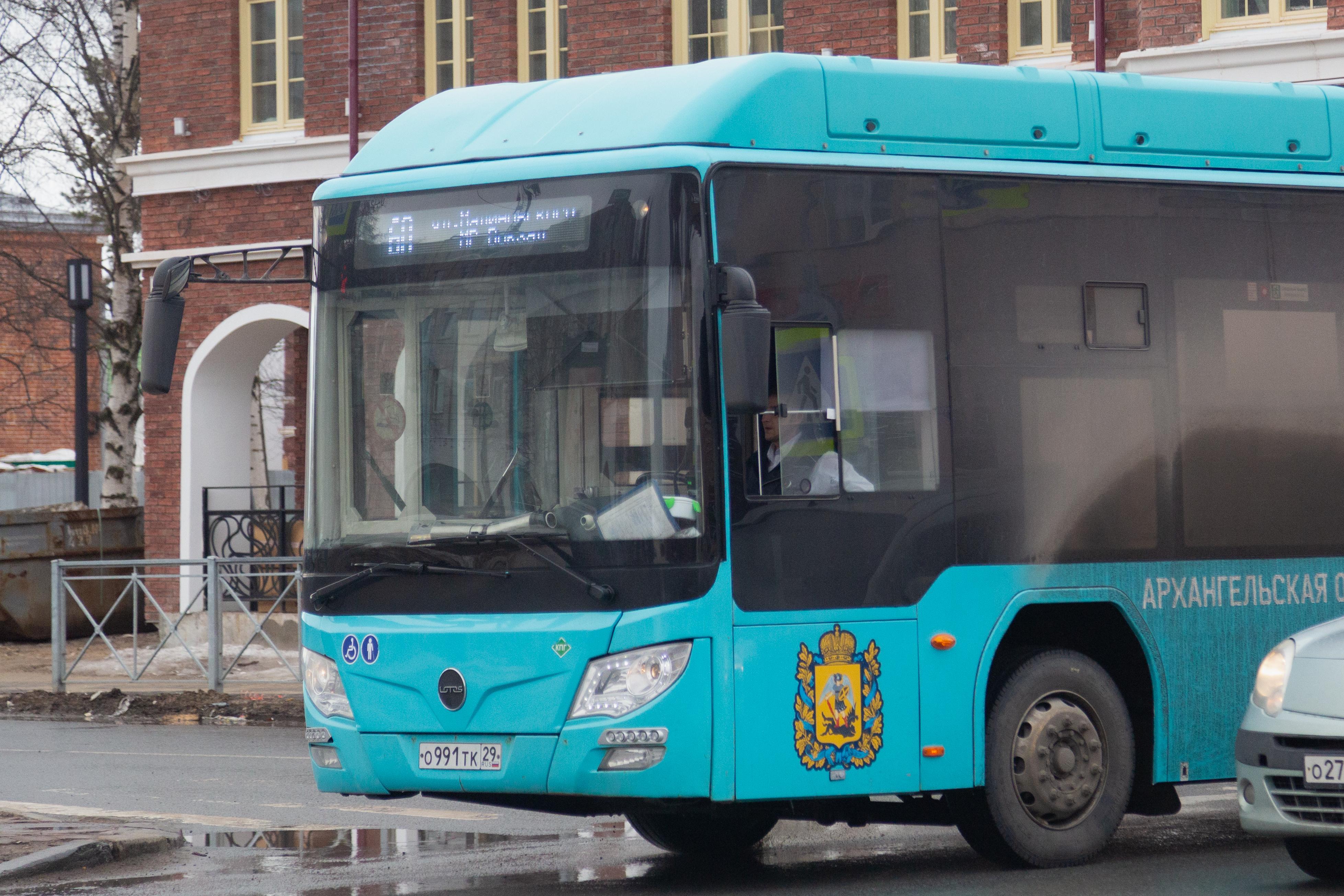 На дороги в Архангельске не вышла почти половина автобусов. Ситуацию оценила прокуратура