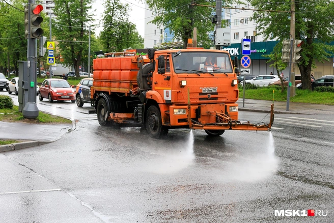 Поливальные машины работают даже в дождь | Источник: Артем Устюжанин / MSK1.RU