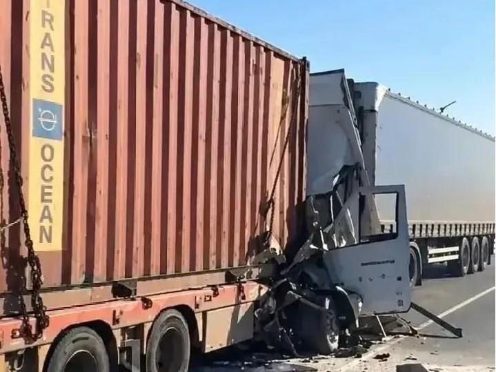 Жесткое ДТП на трассе под Краснокамском: две фуры зажали «Газель»