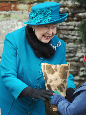 Странное правило, которое позволяет королеве Елизавете забирать подарки у своих внуков (и она им пользуется)