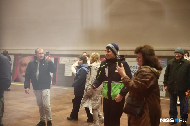 Некоторые даже снимали поезд на видео | Источник: Александр Ощепков / NGS.RU