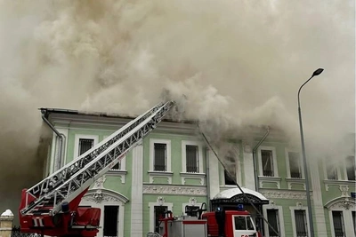 На северо-востоке Москвы загорелось здание рядом с банным комплексом