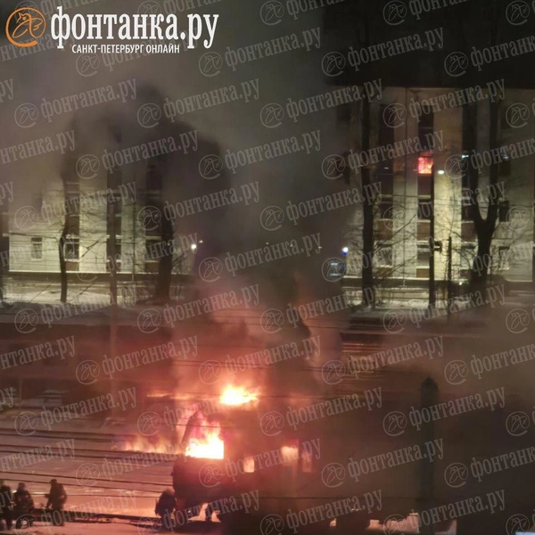 Электричка загорелась на Лесном проспекте в Петербурге | Источник: читатель «Фонтанки»