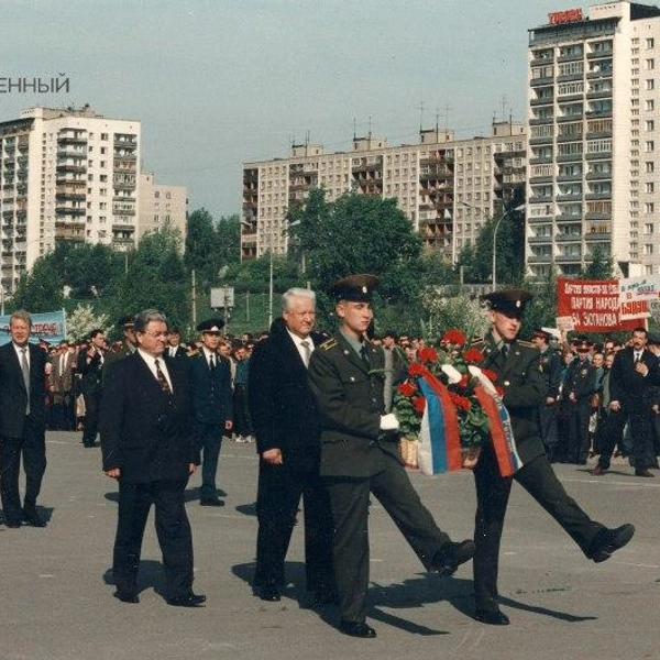 В мае 1996-го Борис Ельцин вновь приехал в Пермь перед новыми выборами. Не все горожане встречали его с радостью: на заднем плане, к примеру, виден красный плакат в поддержку основного противника Ельцина&nbsp;— Геннадия Зюганова | Источник: Госархив Пермского края