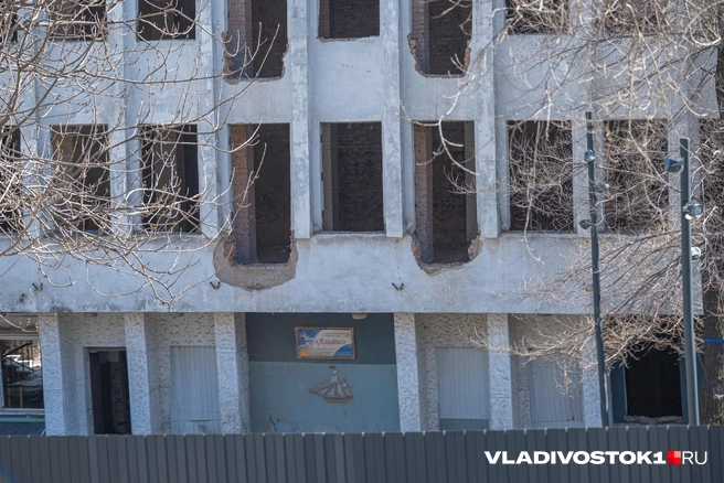 Пока что здание разобрано и огорожено забором