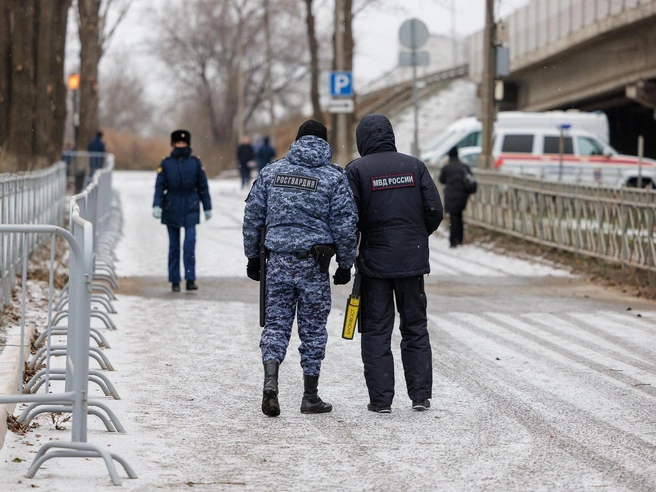 Вокруг зданий дежурят многочисленные сотрудники Росгвардии и полиции. | Источник: Алексей Волхонский / V1.RU