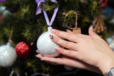 Когда убирать новогоднюю елку: запрещенные даты января 2026