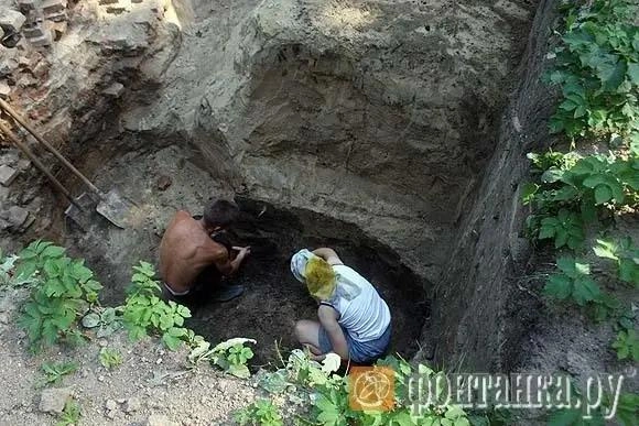 Во время раскопок нашли, в частности, Менажерийный пруд и основания нескольких фонтанов | Источник: Мария Цыганкова / «Фонтанка.ру»