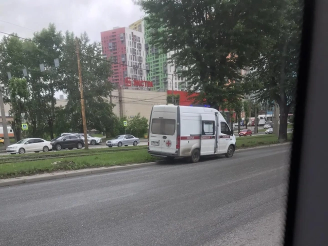 У машины скорой помощи помят бок. | Источник: читатель E1.RU