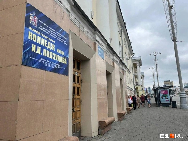 На входе в колледж очередей не видно, но зато внутри&nbsp;— полно людей | Источник: Яна Ахудзянова / E1.RU
