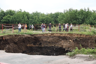 «Она всё больше и больше»: яма на Горском растёт — видео