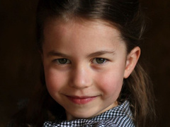 Маленькая помощница: в Сети появились новые снимки принцессы Шарлотты в честь ее пятилетия
