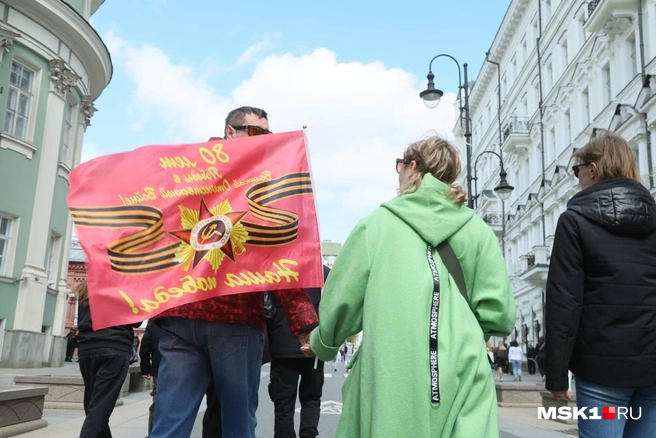 Многие горожане взяли с собой праздничные флаги | Источник: Артем Устюжанин / MSK1.RU