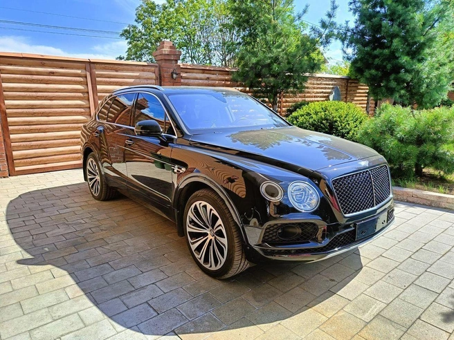 В Иркутске продают Bentley Bentayga с панорамной крышей | Источник: Drom.ru