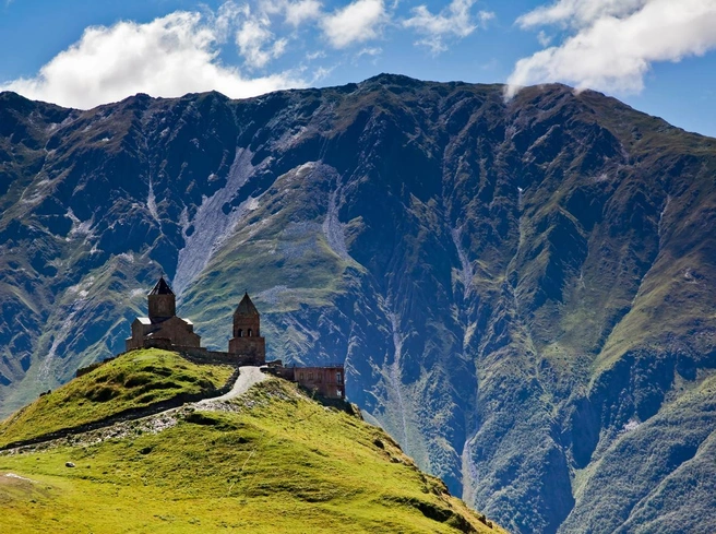 Троицкая церковь в Гергети, Грузия | Источник: Olezzo / iStock