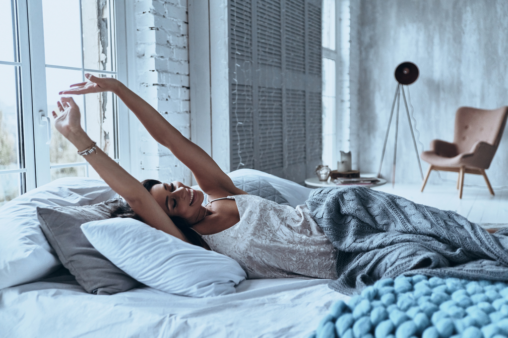 Спать напротив окна: опасности и причины, почему нельзя