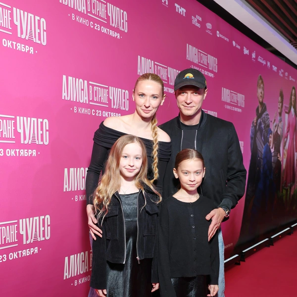 Юра Борисов с женой Анной Шевчук и дочками 