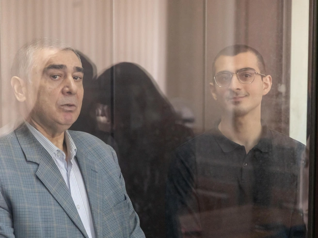 На фото справа — Мутвалы Шыхлински, сын осужденного. | Источник: Владислав Лоншаков / E1.RU