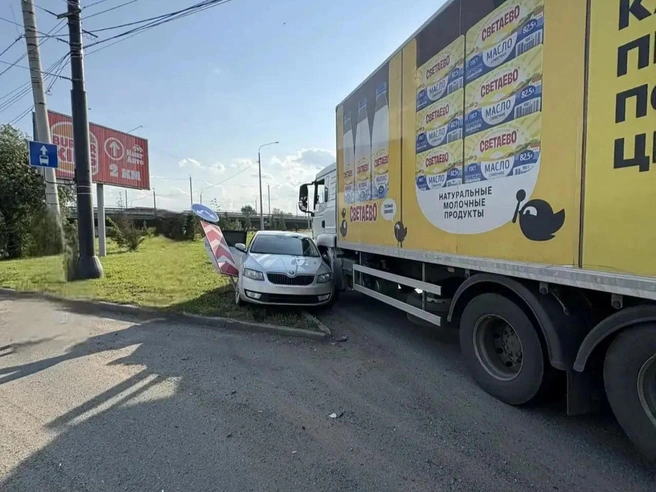 Фото этого же ДТП прислал и наш читатель  | Источник: ГАИ Челябинска 