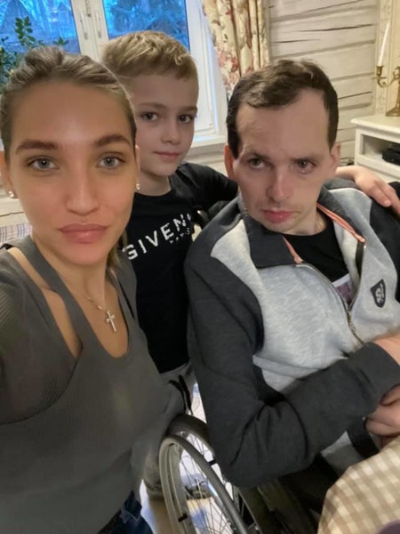 Жена парализованного Алексея Янина снялась в откровенном клипе