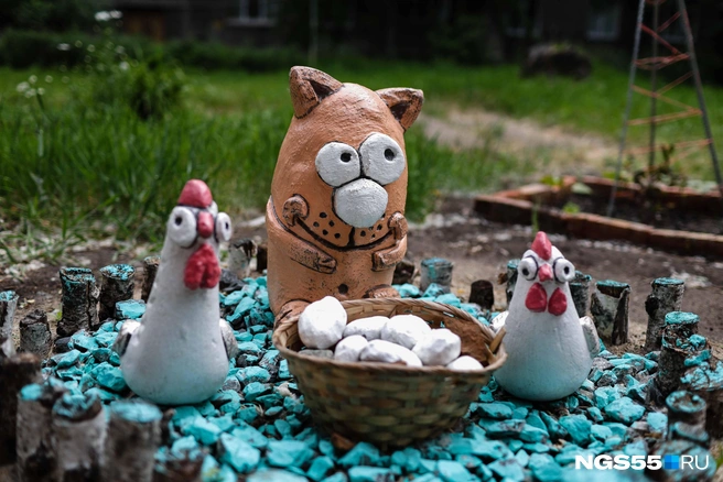 Кот, куры и корзина с яйцами. Здесь явно подразумевается какой-то сюжет | Источник: Евгений Софийчук / NGS55.RU