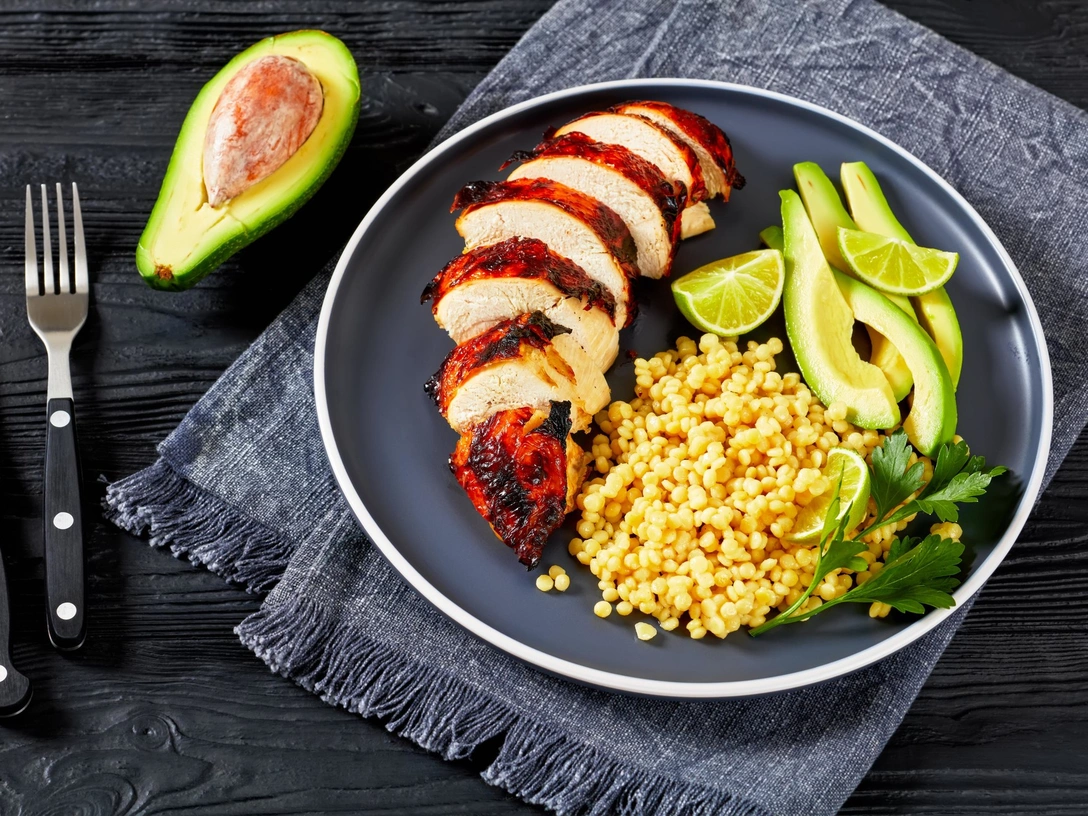 Идеальный ужин: 6 способов превратить обычную курицу в ресторанное блюдо | marieclaire.ru