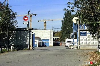 Здание огорожено забором и находится под охраной  | Источник: Павел Красоткин / 72.RU 