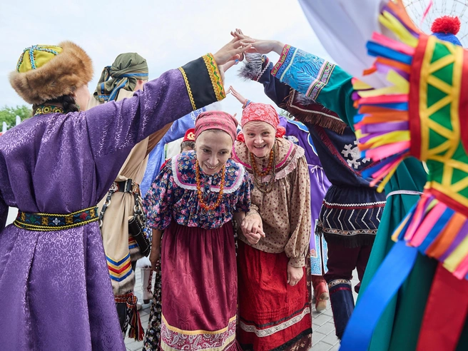 Гости праздника водили ручеек и участвовали в других старинных русских забавах | Источник: Александр Ощепков / NGS.RU