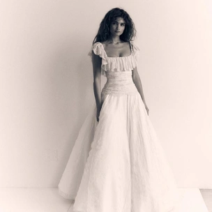 Сочетание шекспировской драмы, фильмов Хичкока и партитуры Германа: Все о свадебном платье Ланы Дель Рей