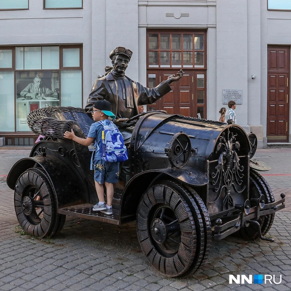 Этот памятник тоже находится на улице Вайнера и пользуется особой популярностью у детей | Источник: Наталья Бурухина / NN.RU