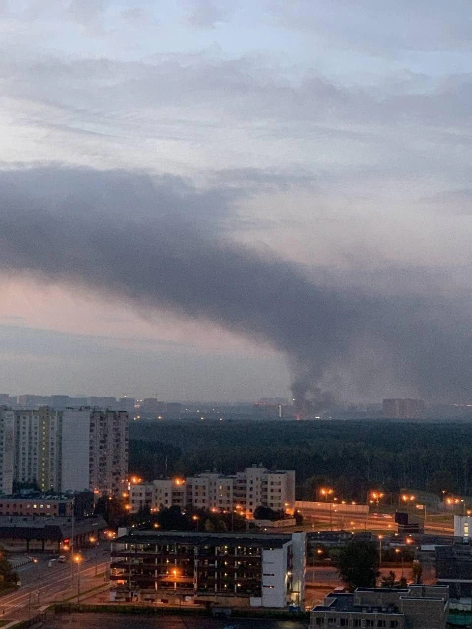 В деревне Картмазово загорелись два частных дома, один человек погиб, еще  двое пострадали, на месте работают сотрудники МЧС - 13 августа 2023 -  МСК1.ру