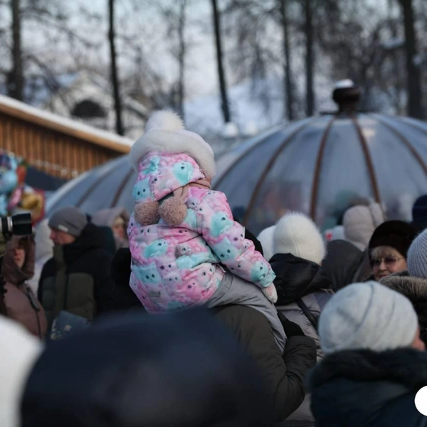У папы на шее лучше видно сцену | Источник: Артем Бауман / 76.RU