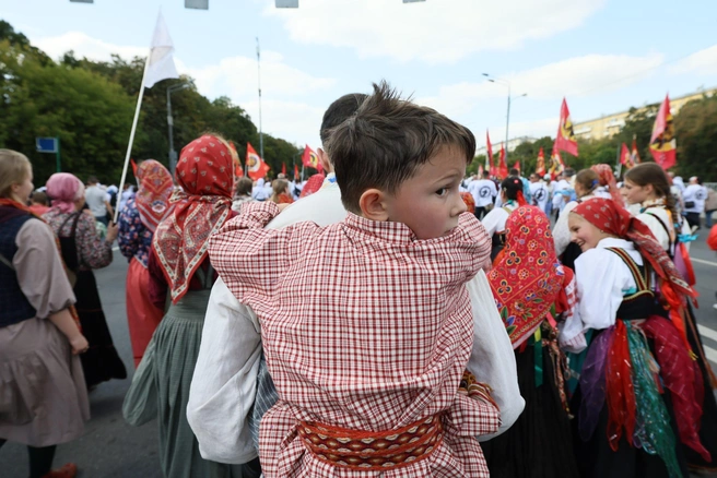 Не все детишки выдерживали пешую дорогу в 6 км — их брали на руки или сажали на плечи | Источник: Артем Устюжанин / MSK1.RU