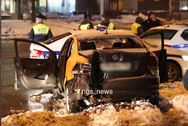 Машина въехала в остановку в Новосибирске. Есть пострадавшие | Источник: НГС — новости Новосибирска / Телеграм