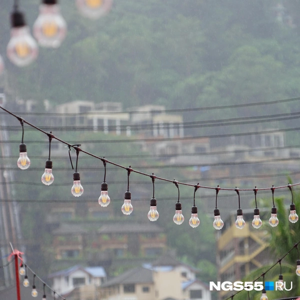 Фонарики всегда добавляют пространству атмосферы уюта | Источник: Тамара Башаева / NGS55.RU