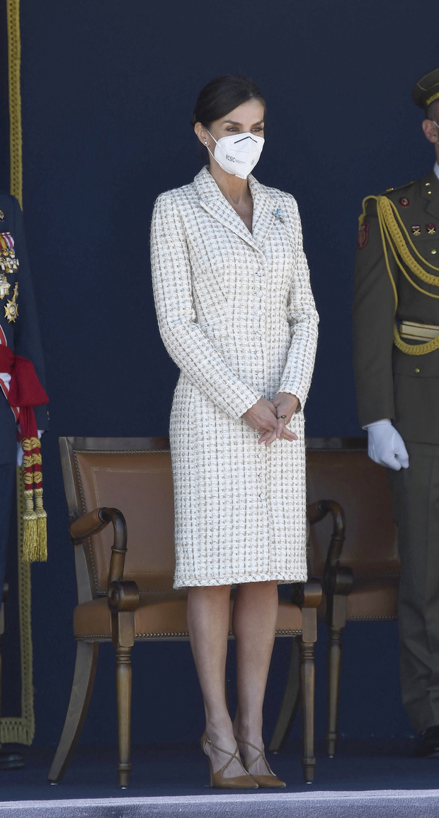 Фото №2 - Величие и грация: королева Летиция в безупречном платье-футляре, которое стройнит