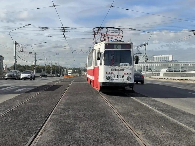 Трамваи снова ходят по мосту Александра Невского | Источник: администрация Санкт-Петербурга