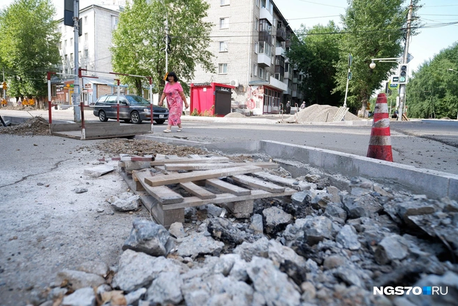 Пешеходный переход на проспекте превратился в небольшую свалку  | Источник: Варвара Фролова / NGS70.RU