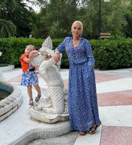 Лера Кудрявцева с дочкой на отдыхе