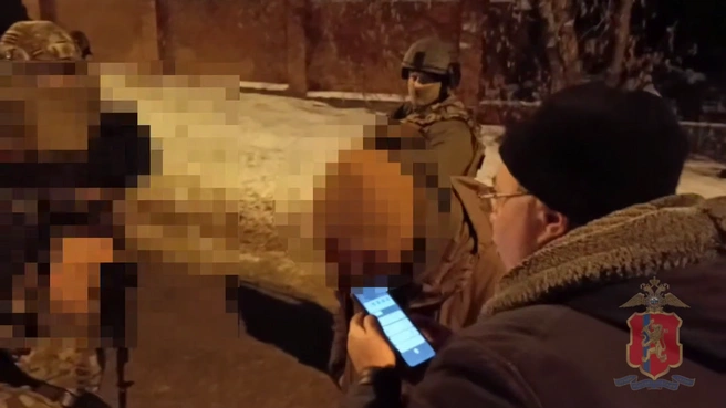 Сотрудники полиции задержали мужчину в доме | Источник: Ирина Волк / Telegram
