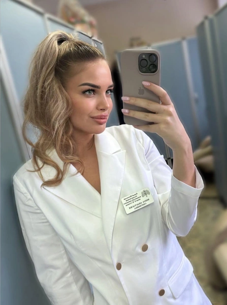 Девушка учится на 4 курсе медицинского университета