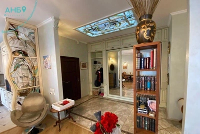 Студия 113 м² с дизайнерским ремонтом продается в Новосибирске