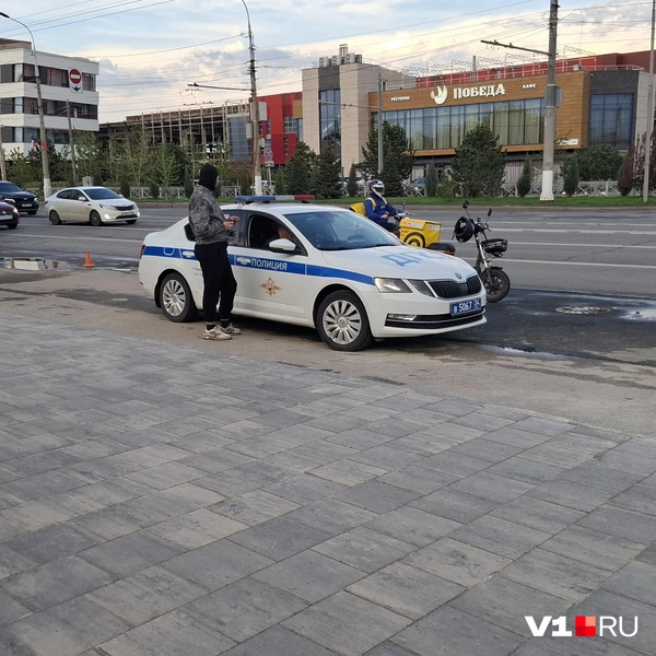 Инспекторы не только охраняют парковку, но и периодически останавливают участников движения | Источник: Тимофей Крылов / V1.RU