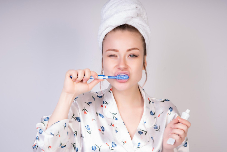 Что произойдет с организмом, если не чистить зубы перед сном, — объясняет стоматолог