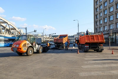 В Москве из-за опрокидывания двух самосвалов пострадал человек