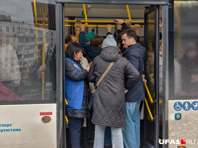 С остановки ТЦ&nbsp;«Башкирия» 110С отчалил тоже забитым | Источник: Булат Салихов / UFA1.RU