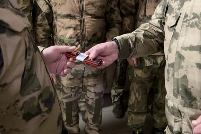 Ветераны Росгвардии вручили ОМОН спецоборудование в Астрахани