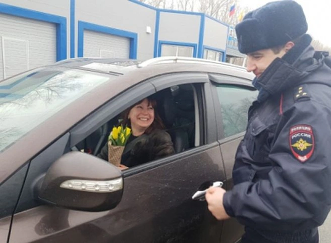 Сотрудники ГИБДД поздравили рязанок с наступающим праздником | ya62.ru